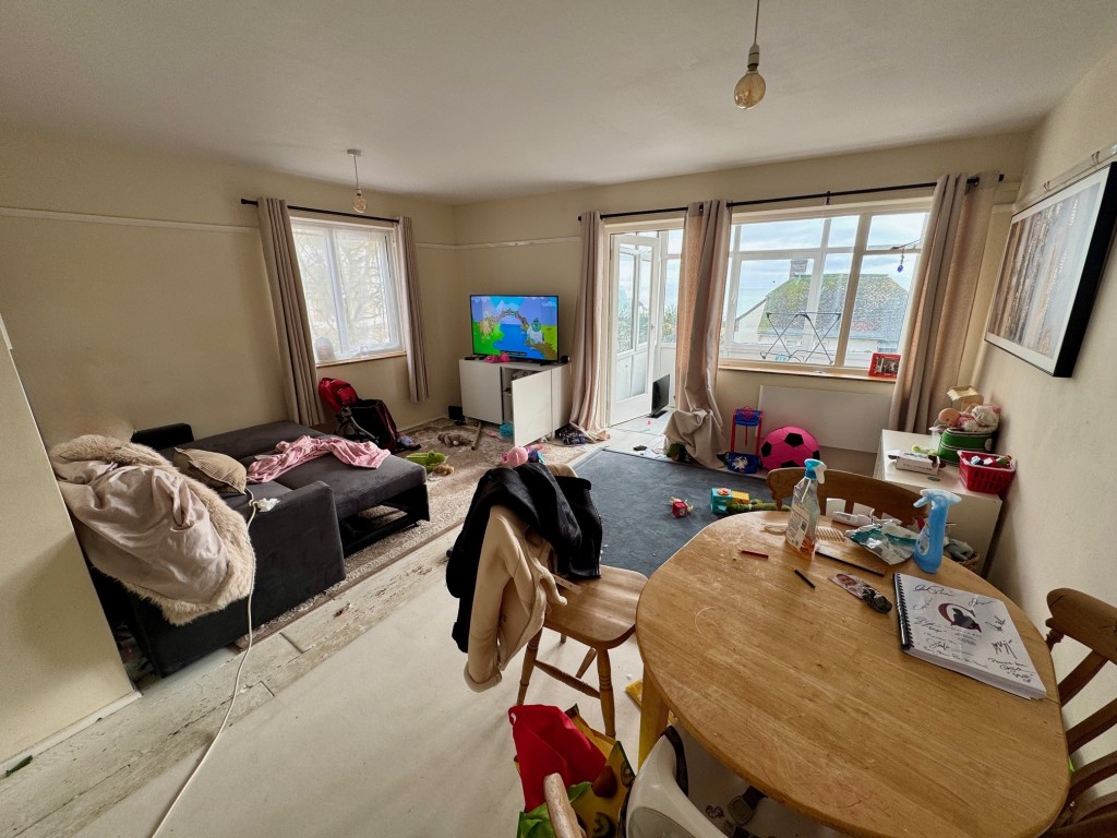 Lot: 147 - TWO-BEDROOM APARTMENT WITH SEA VIEWS - Flat 1 Bayle Court - living room